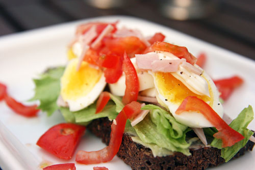 Smilende Æg med Stilktomat, Skinke og Mayonnaise Smilende Æg med Stilktomat, Skinke og Mayonnaise
