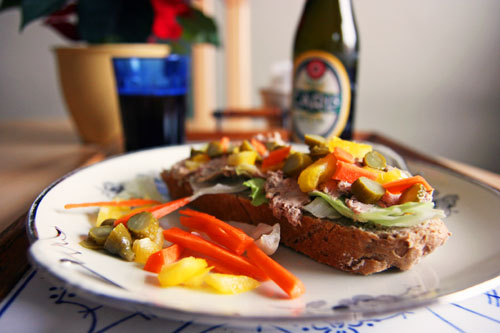 Hvidløgspate med Cornichon, Gul Peber og Gulerod