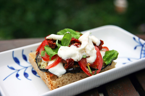 sandwich med aubergine og tomat