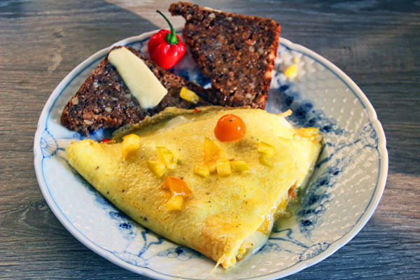 Omelet med tomat, peberfrugt, chili og ost