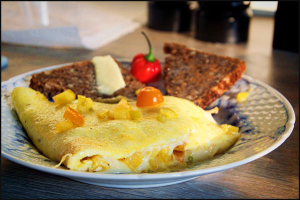 Omelet med tomat, peberfrugt, chili og ost